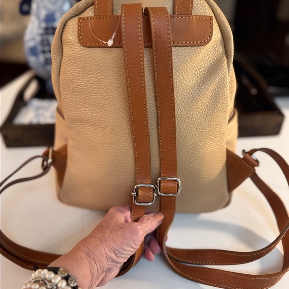 💛🤎 NWOT VALENTINA LEATHER BACKPACK! - Picture 8 of 12